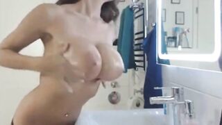 Weihnachtsengel mit großen Brüsten genießt Sex-Spielzeug und Blowjob